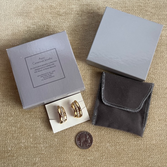 VINTAGE (1986) AVON CENTENNIAL JEWELRY CLIP ON EARRINGS - Picture 3 of 3